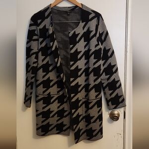 Stylish Black and Gray Houndstooth Women's Coat